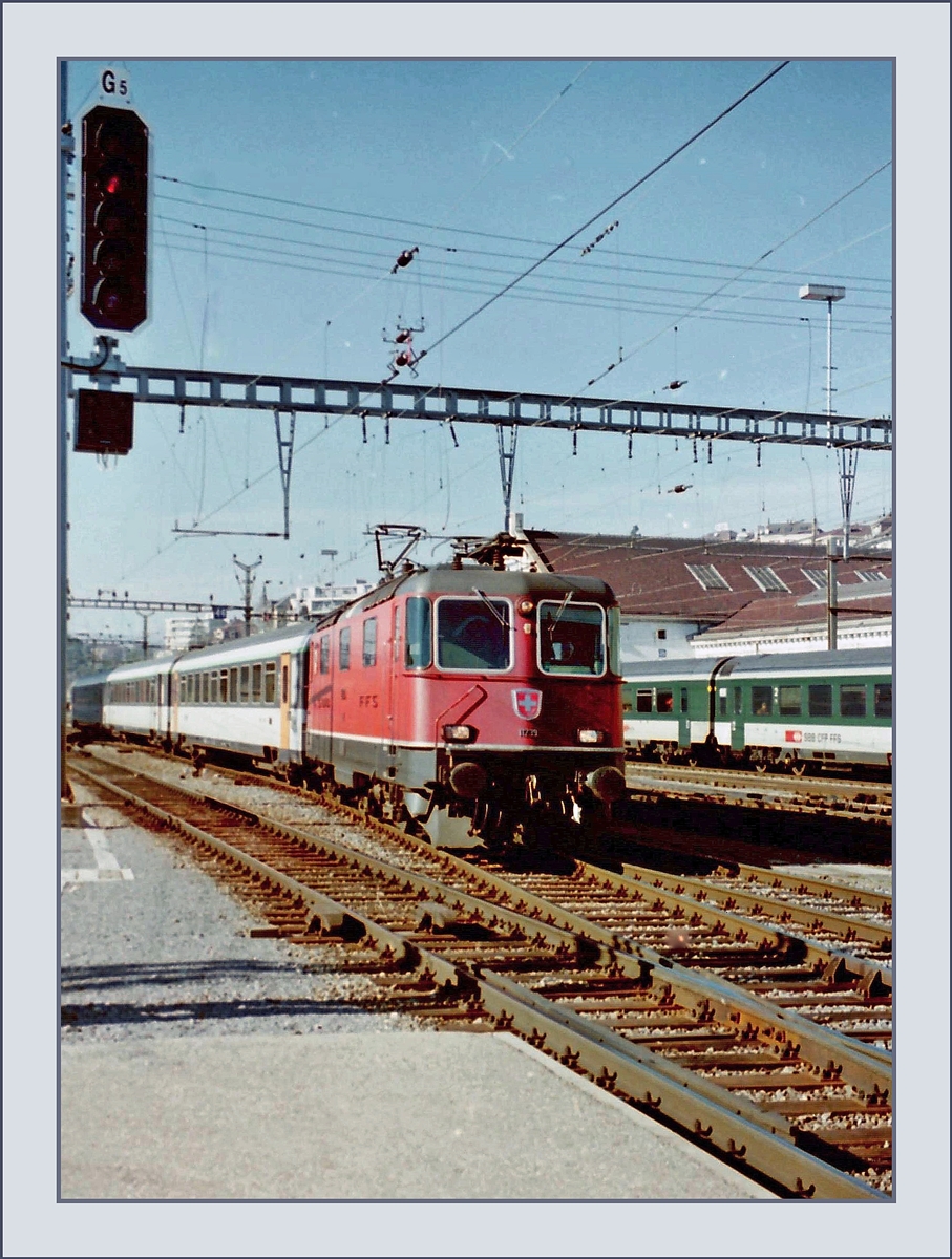 Für die Winterferien in den Alpen führen zu den ohnehin ausgebuchten TGV Zügen früher auch noch einige konventionelle Zusatzzüge, welche meist von Gruppen genutzt wurden. Das Bild vom Februar 1997 zeigt eine Re 4/4 II mit einem solchen Zusatzzug bei der Einfahrt in Lausanne.
