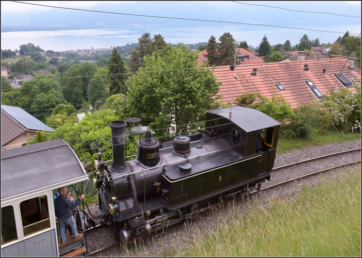 G 3/3 6 mit BAM-Nummer und einem kurzen bunten Personenzug in Blonay. Juni 2017.