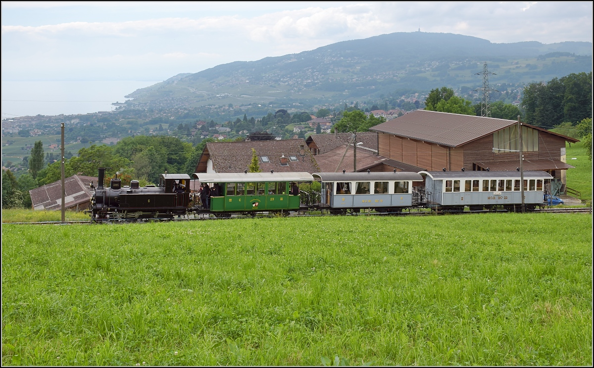 G 3/3 mit wechselvoller Geschichte als JBL 309 alias JS 909 alias SBB 109 alias BAM 6 und einem kurzen bunten Personenzug in Cornaux. Juni 2017.