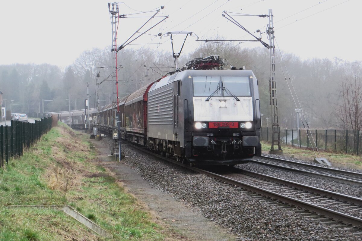 Ganzzug mit 189 092 fahrt durch Venlo-Vierpaardjes am 17 Dezember 2021.