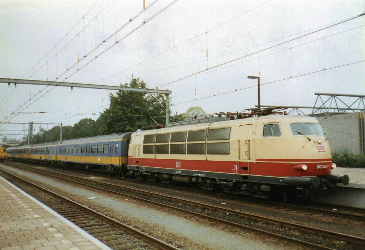 Geschichte auf ein Scanbild: am 24 Oktober 1998 wartet 103 245 in Venlo auf das Abfahrtsignal mit ein D-Zug nach Köln Hbf. Bis Ende Mai 1999 wurden in Zweistundentakt die 103er zwischen Venlo und Köln vor D-Züge Eindhoven<=>Köln Hbf eingesetzt -mit Lokwechsel in Venlo. Die Normaleinsatze von die DB 1034 sind ebenso in die Vergangenheit wie die D-Züge Eindhoven<=>Köln. 
