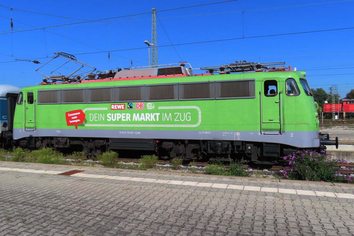 GiF 110 292 steht am 16 September 2023 in Landshut (bay) am Kopf einer Sonderzug nach Regensburg.