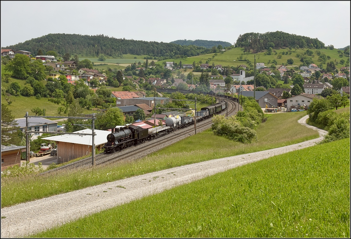 GmP mit A 3/5 705 auf der B�zbergstrecke bei Zeihen anl�sslich des Bahnparkfestes Brugg. Mai 2018. Kaum sieht man, dass eigentlich am anderen Ende die Zuglok f�hrt und A 3/5 705 f�r dieses Jahr wohl ihren letzten Einsatz hatte, da es undichte Stellen gab. Die f�r Herbst geplante Revision muss wohl vorgezogen werden.