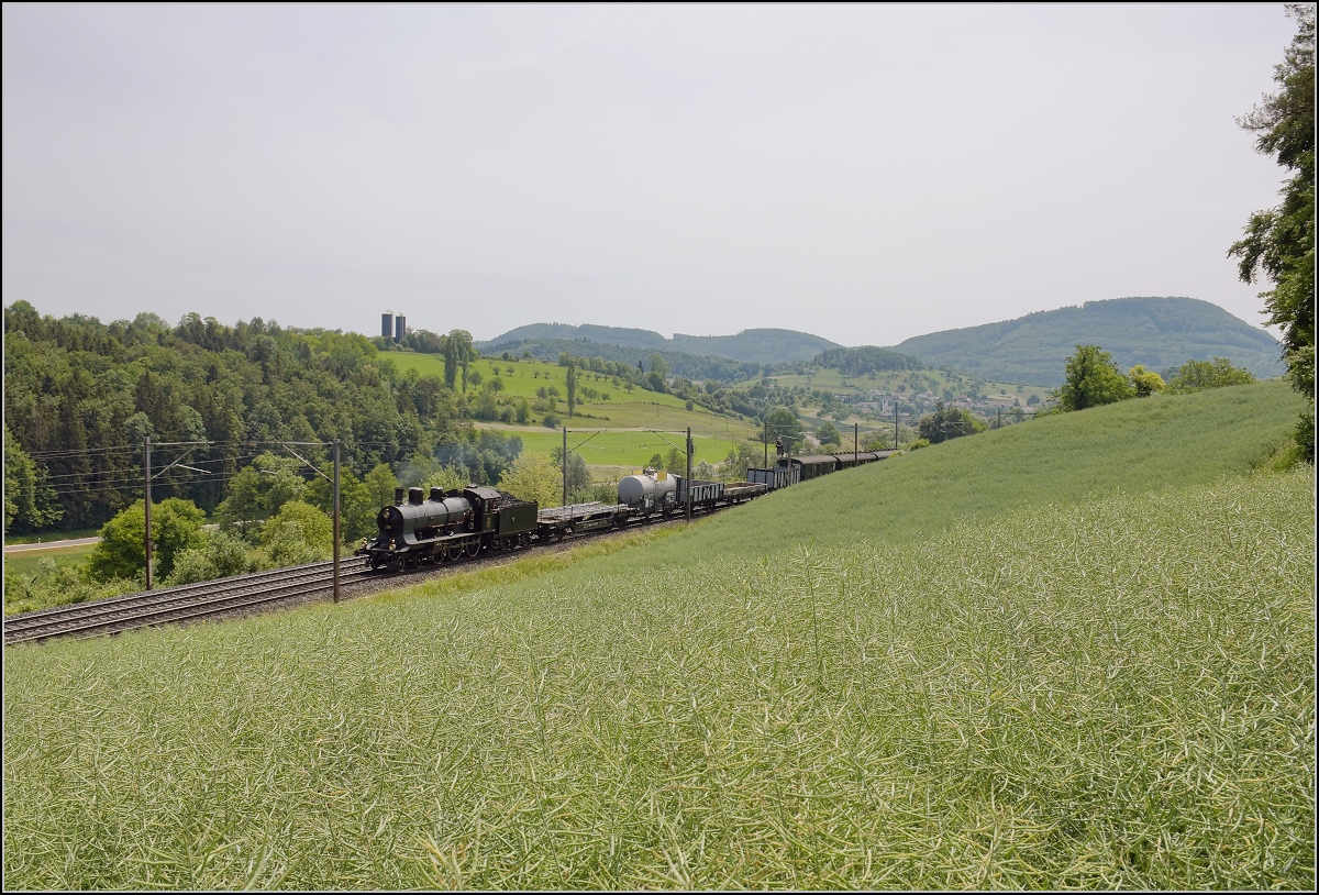 GmP mit A 3/5 705 auf der B�zbergstrecke bei Zeihen anl�sslich des Bahnparkfestes Brugg. Mai 2018. Nicht ganz so hilfreich war das diffuse Licht an diesem Morgen, das der Kamera doch extreme Schwierigkeiten bereitete.
