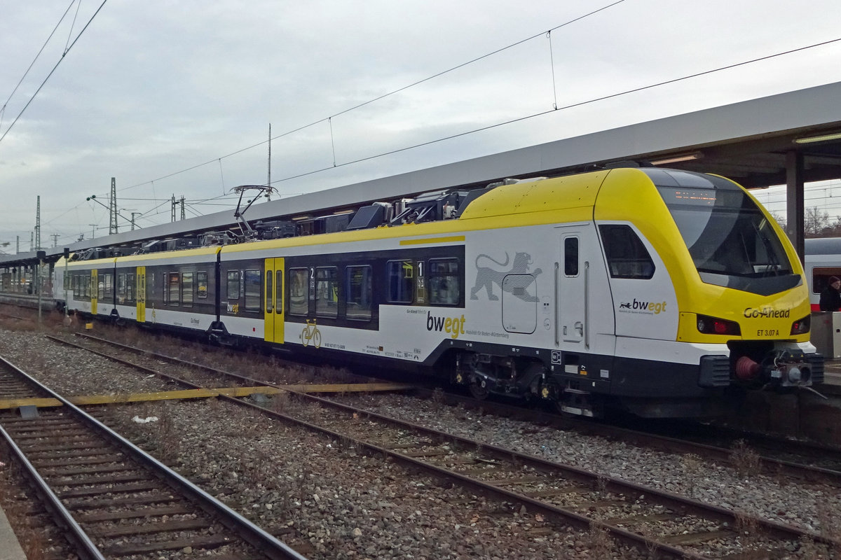 Go Ahead ET3-07 steht am 3 Januar 2020 in Stuttgart Hbf.
