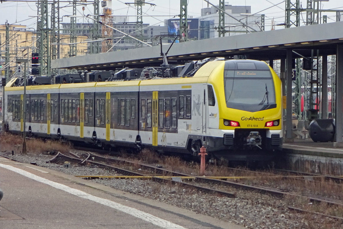 Go-Ahead ET5-13 verlässt am 3 Januar 2020 Stuttgart Hbf.