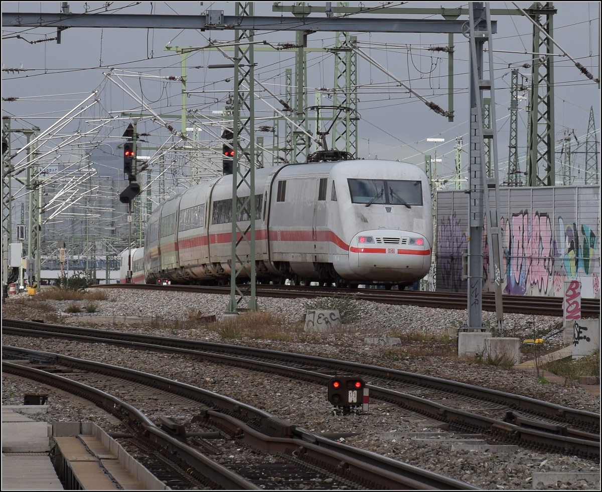 Grau in Grau. ICE 1 auf dem Weg nach Deutschland. Verbindungsbahnbrücke Basel, März 2019.
