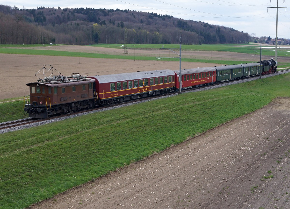 Grosse Frühlingsfahrt mit der Grossdampflok 503673 vom 11. März 2015. Die Nostalgielok Be 4/4 Nr. 14 ex BT brachte den Sonderzug bis nach Olten Hammer, wo er durch die 50673 übernommen wurde. Die Be 4/4 14 wurde am Schluss des Zuges angehängt, um Umfahrungen zu vermeiden. Beim Wasserfassen in Lyss kam es zu einer Begenung mit der 01 202. Diese Aufnahme mit der Be 4/4 14 am Zugsschluss ist vor Fräschels entstanden.
Foto: Walter Ruetsch