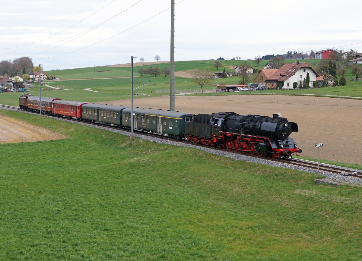 Grosse Fr�hlingsfahrt mit der Grossdampflok 503673 vom 11. M�rz 2015. Die Nostalgielok Be 4/4 Nr. 14 ex BT brachte den Sonderzug bis nach Olten Hammer, wo er durch die 50673 �bernommen wurde. Die Be 4/4 14 wurde am Schluss des Zuges angeh�ngt, um Umfahrungen zu vermeiden. Beim Wasserfassen in Lyss kam es zu einer Begenung mit der 01 202. Diese Aufnahme ist bei Kallnach entstanden.
Foto: Walter Ruetsch