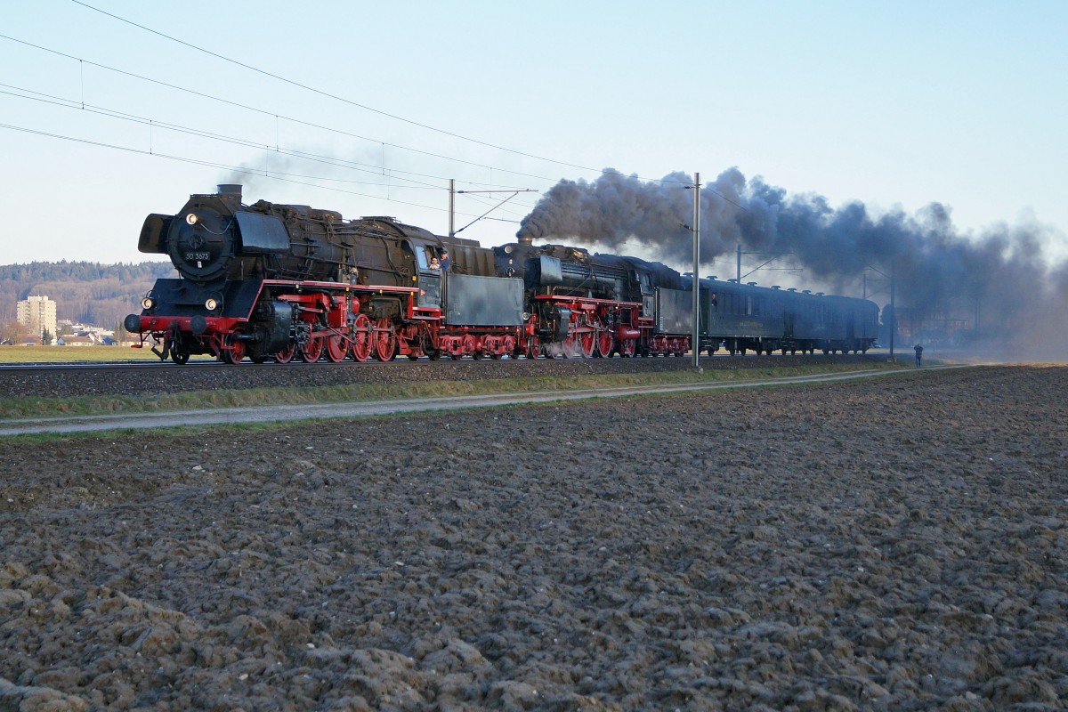 Grosser Bahnhof Wohlen: Die Ankunft des Dampfzuges mit drei Dampflokomotiven vermochte eine sehr grosse interessierte Zuschauermenge zu mobilisieren. Am Abend des 7.3.2015 setzten die 50 3673 und die 01 202 mit dem Rest des Zuges alleine fort in Richtung Olten. Die Aufnahme ist im letzten Abendlicht bei Hendschiken entstanden.
Foto: Walter Ruetsch 