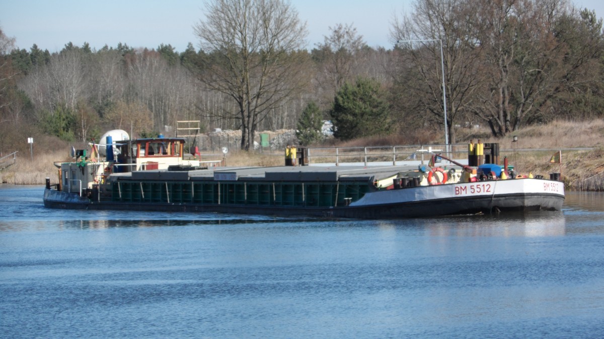 Gütermotorschiff BM 5512 aus Berlin am 27.03.2014 im Oder - Havel - Kanal vor Einfahrt in die Schleuse Lehnitz