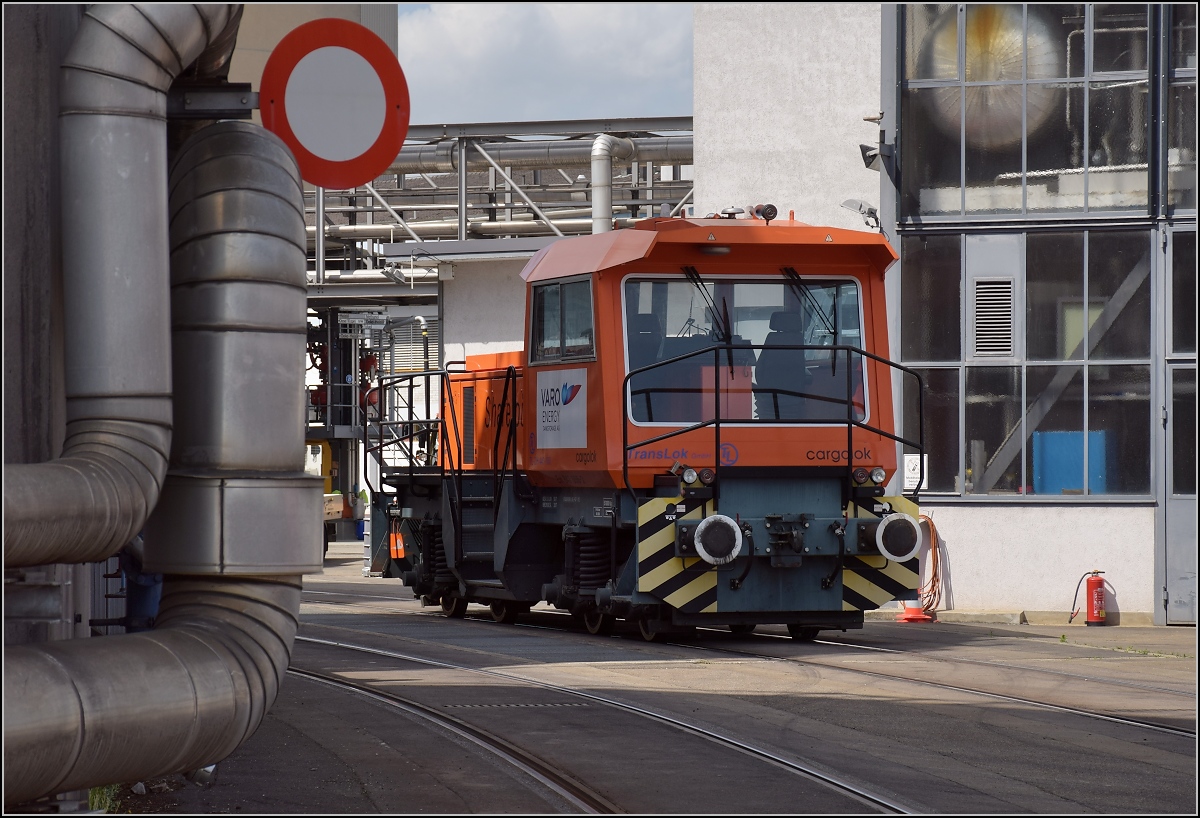 Hafen Birsfelden. Ein Sonderling unter den Rangierloks ist Em 847 856-2  Bärli  der  Petroplus Tankstorage AG. Gebaut wurde sie mit der Fabriknummer 180 der Allrad Rangiertechnik in Heiligenhaus. NVR-Nummer: 98 85 5 847 856-2. April 2018.