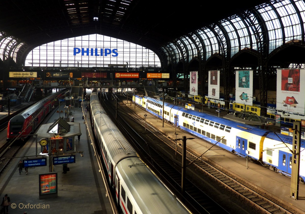 Hamburg Hauptbahnhof, Bahnsteige und Züge.