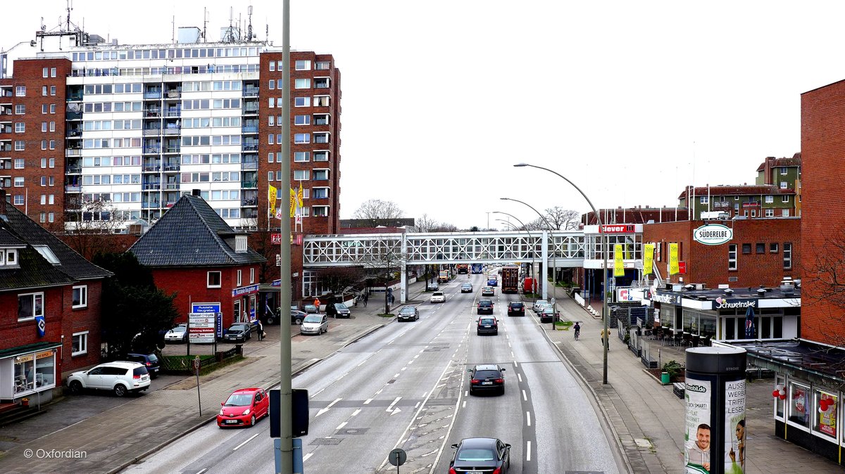 Hamburg-Neugraben, Cuxhavener Straße mit Fußgängerbrücke zwischen den Bereichen des
Süderelbe-Einkaufszentrum.