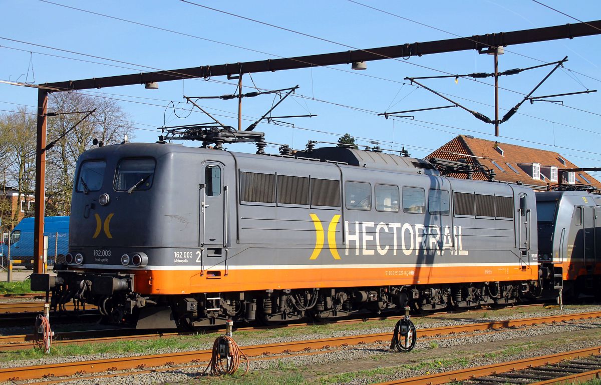 Hectorrail 162.003 (ex DB 151 027) hat sich vor einem G�terzug nach Pattburg verirrt.
Anstatt sofort wieder zur�ckzufahren, wurde sie in die Nordabstellung Pattburg/Padborg geschoben.
18.04.2023