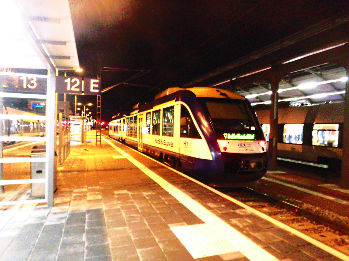 HEX Triebwagen im Bahnhof Halle/Saale Hbf am Morgen des 12.12.17