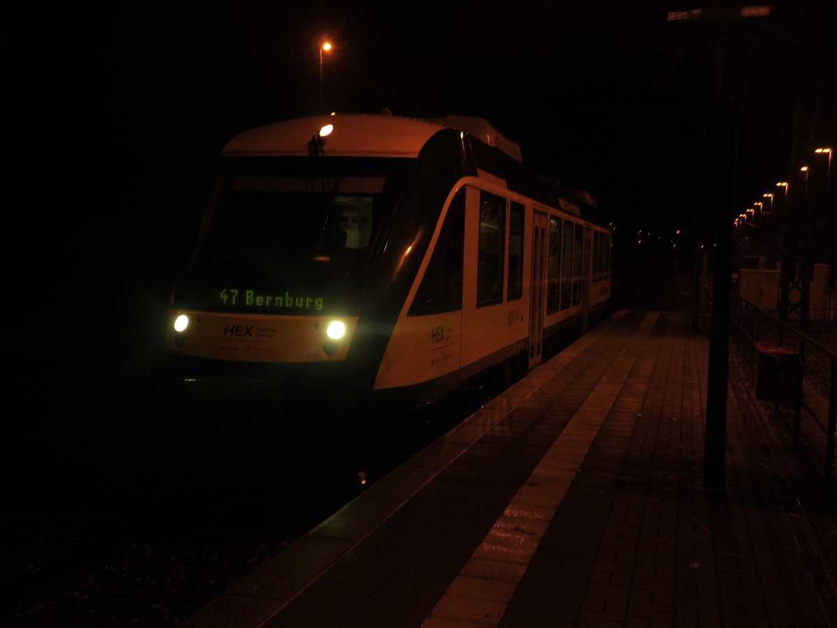 HEX VT 870 steht als HEX47 mit ziel Bernburg im Bahnhof Halle-Trotha am 25.11.17