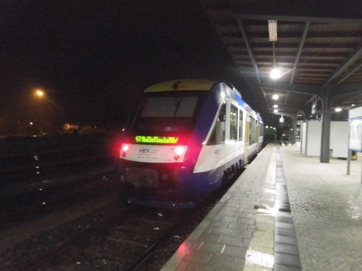 HEX VT 870 steht als HEX47 mit ziel Halle (Saale) Hbf im Bahnhof Bernburg am 25.11.17