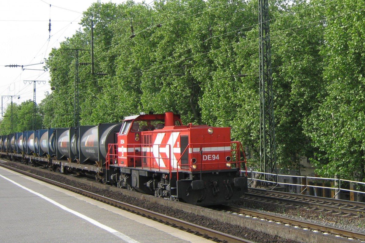 HGK DE 94 schleppt am 27 September 2010 ein Mllzug durch Kln Sd.