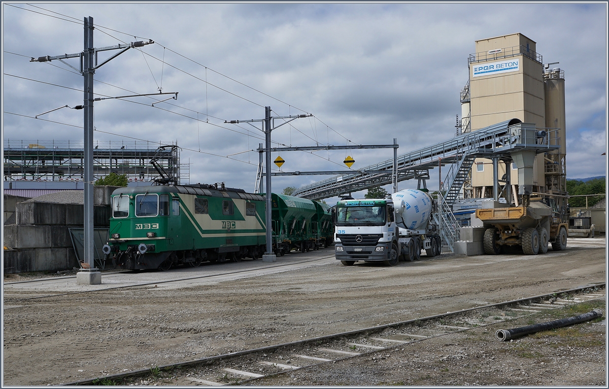 Hier also wird der Kies von Apples weiterverarbeitet: Bei Ballastière in Gland. Die BAM MBC Re 4/4 II (UIC 91 85 4420 506 8 CH MBC) hat bereits die Leerwagengarnitur übernommen und wartet auf die Rückfahrt in den Bahnhof von Gland.
Die Fotostelle ist öffentlich zugänglich, erst ein paar Meter weiter verbietet ein Schild den Zugang auf das dort beginnende Betriebsgelände.
9. Mai 2017