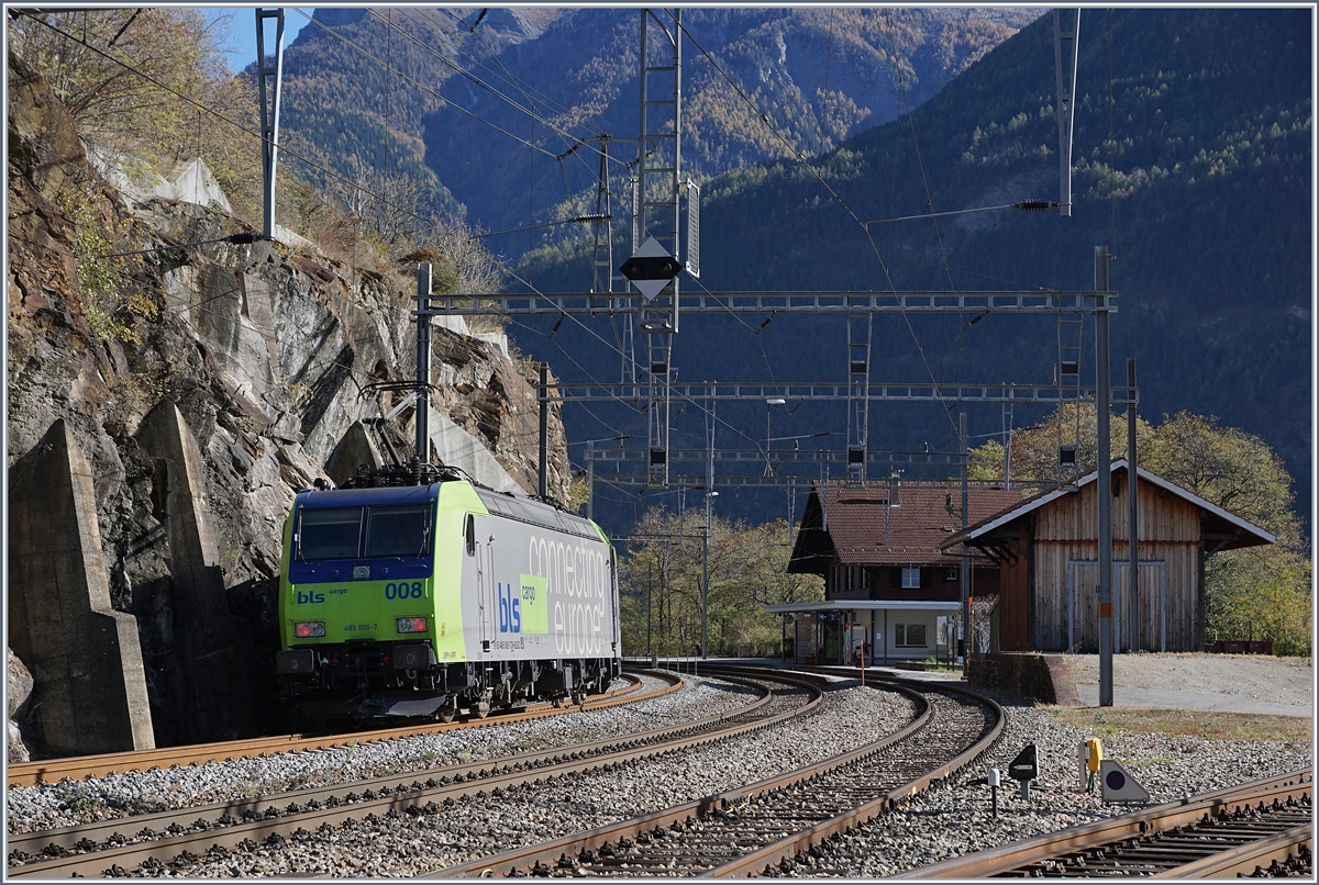 Hier ist weniger die BLS Re 485 008 das Motiv, als der schmuckte Landbahof-Komplex von Lalden.
25. Okt. 2017