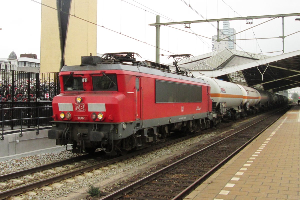 Hin-und-Her 2: 1602 durchfahrt am 14 Februar 2014 Tilburg mit der Gegenleistung von voriges Bild: ein Gaskesselwagenzug von Kijfhoek.