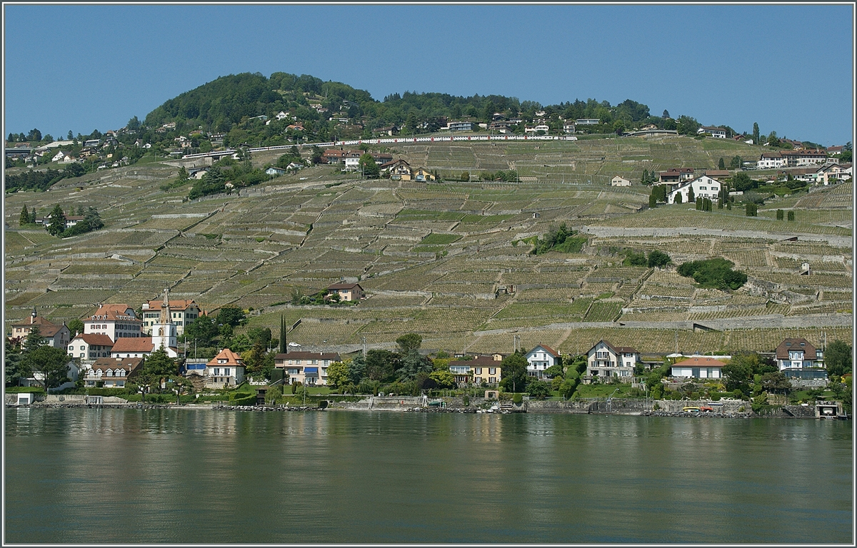 Hoch oben am Hang im Lauvaux ber Villette ist ein IR von Luzern in Richtung Lausanne unterwegs. 

6. Juni 2013 