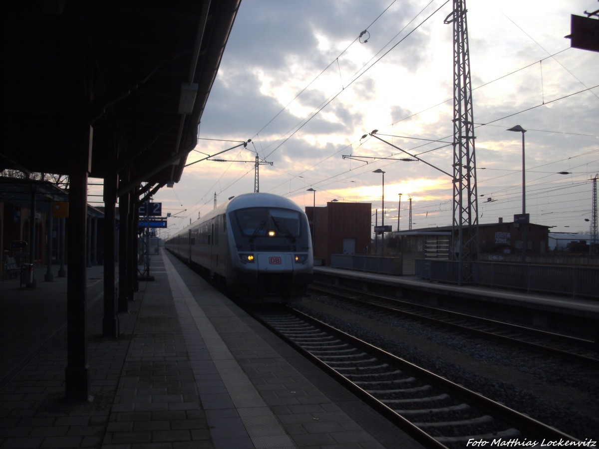 IC2355 mit Ziel Ostseebad Binz bei der Einfahrt in den Bahnhof Bergen auf Rgen am 20.2.14