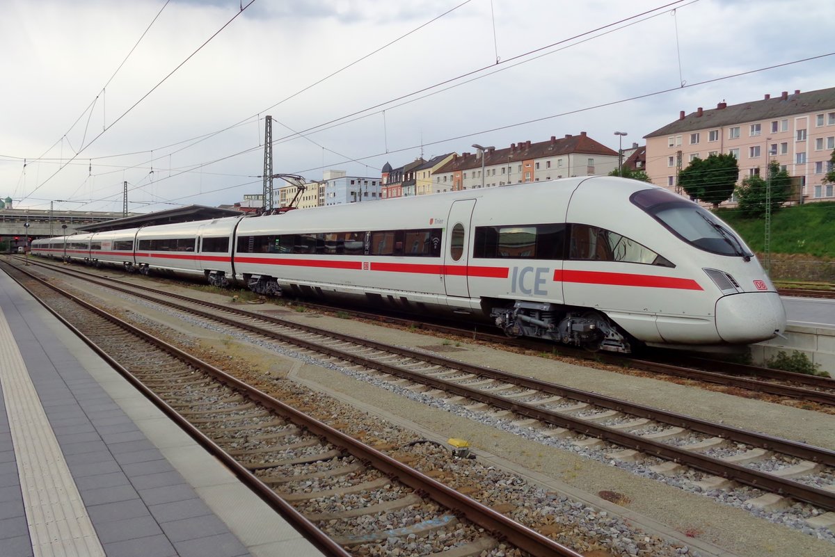 ICE 411 031 steht am 8 Mai 2018 in Passau.
