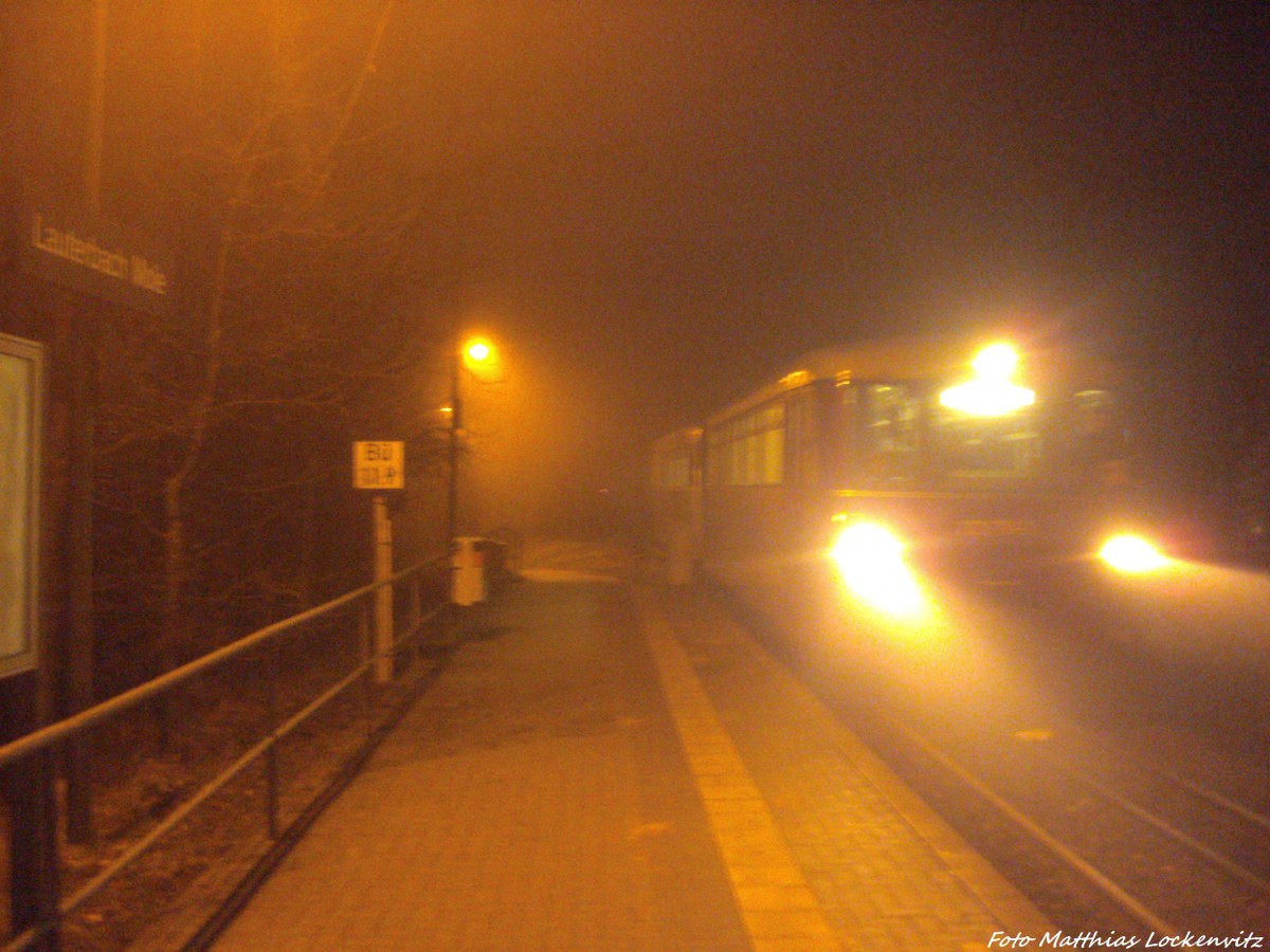 Im Dichten Nebel kommt 172 171 + 172 132 aus Putbus als PRE 81249 in den Endbahnhof Lauterbach Mole Reingefahren am 6.3.14