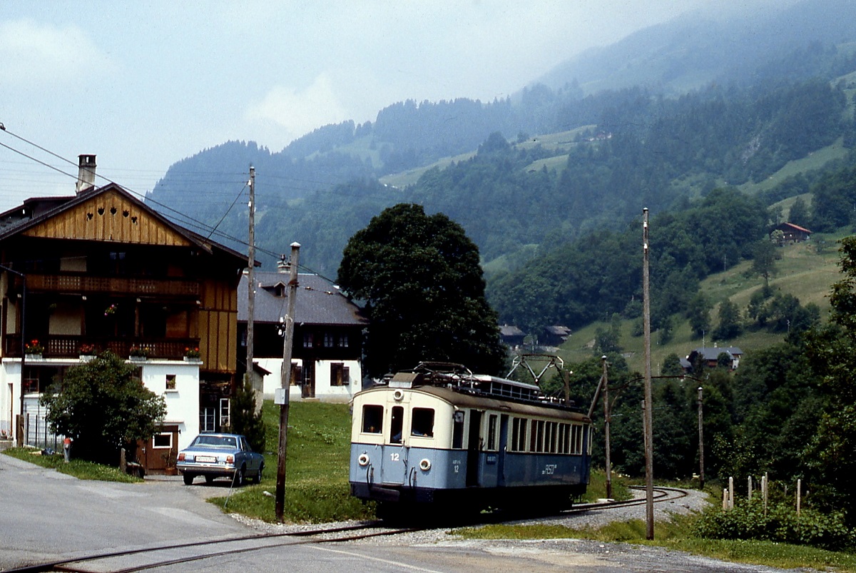 Im Juli 1983 passiert ABFe 4/4 12 der ASD auf dem Weg nach Les Diablerets eine Straßenkreuzung zwischen Les Aviolats und Vers-l'Eglise