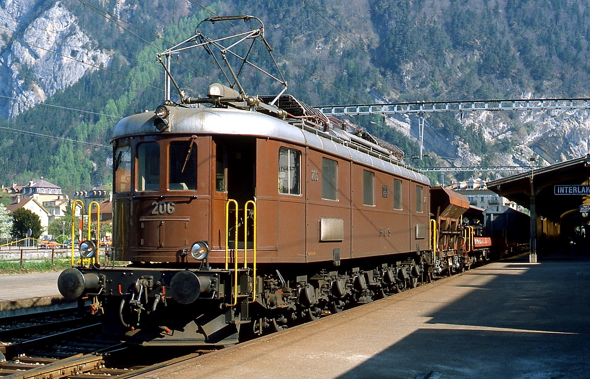Im Juni 1990 waren die zwischen 1939 und 1943 in Dienst gestellten Ae 6/8 205-208 noch vor G�terz�gen anzutreffen, hier Ae 6/8 206 im Bahnhof Interlaken West. Bei einer L�nge von 20,26 m und einem Gewicht von 140 t leisteten diese faszinierenden Maschinen 6.000 PS.