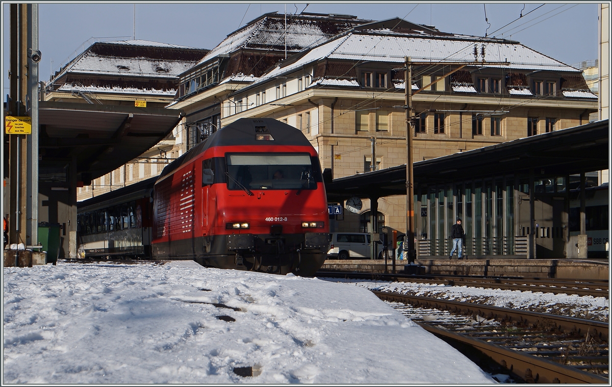 Im leicht verschneiten Bahnhof von Lausanne wartet die SBB Re 460 012-8 mit ihrem IR auf die Abfahrt Richtung Brig. 
30. Dez. 2014