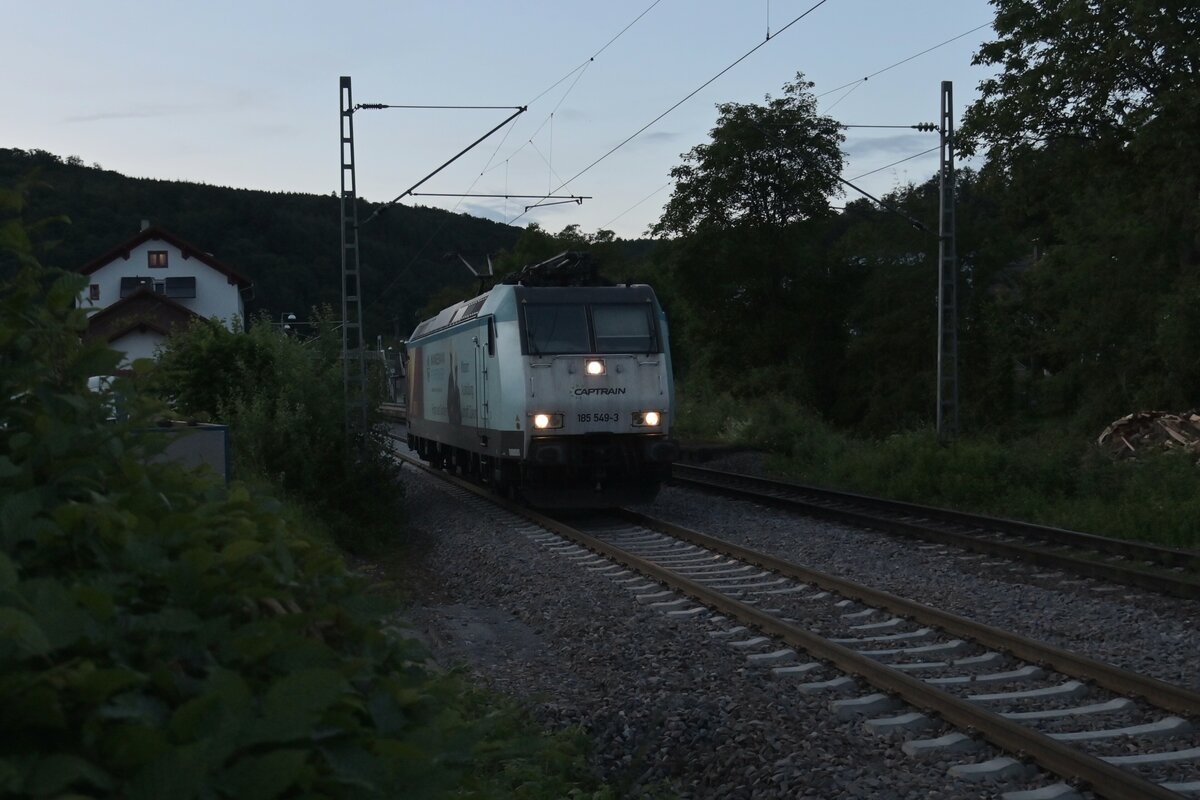 Im so ziemlich letzten Licht des Tages kommt mir am Abend des 28.Mai 2024 die Captrain 185 549 LZ fahrend vor die Linse in Neckargerach gen Mosbach Neckarelz. 