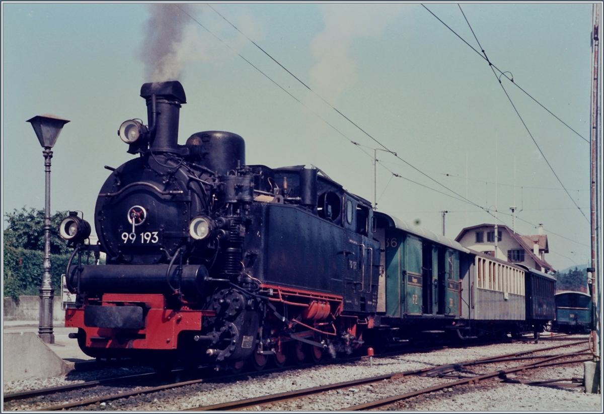 Im Sommer 1985 dampfte die 99 193 in Blonay bei der B-C, heute seht sie angegraut und mit etliche neuen Teilen versehen in Chaulin, so dass ich hoffe, dass der schöne Fümf-Kuppler nächstes Jahr zum 50 Jahre B-C Jubiläum erneut in Blonay dampfen wird.
Analog Bild vom Sommer 1985