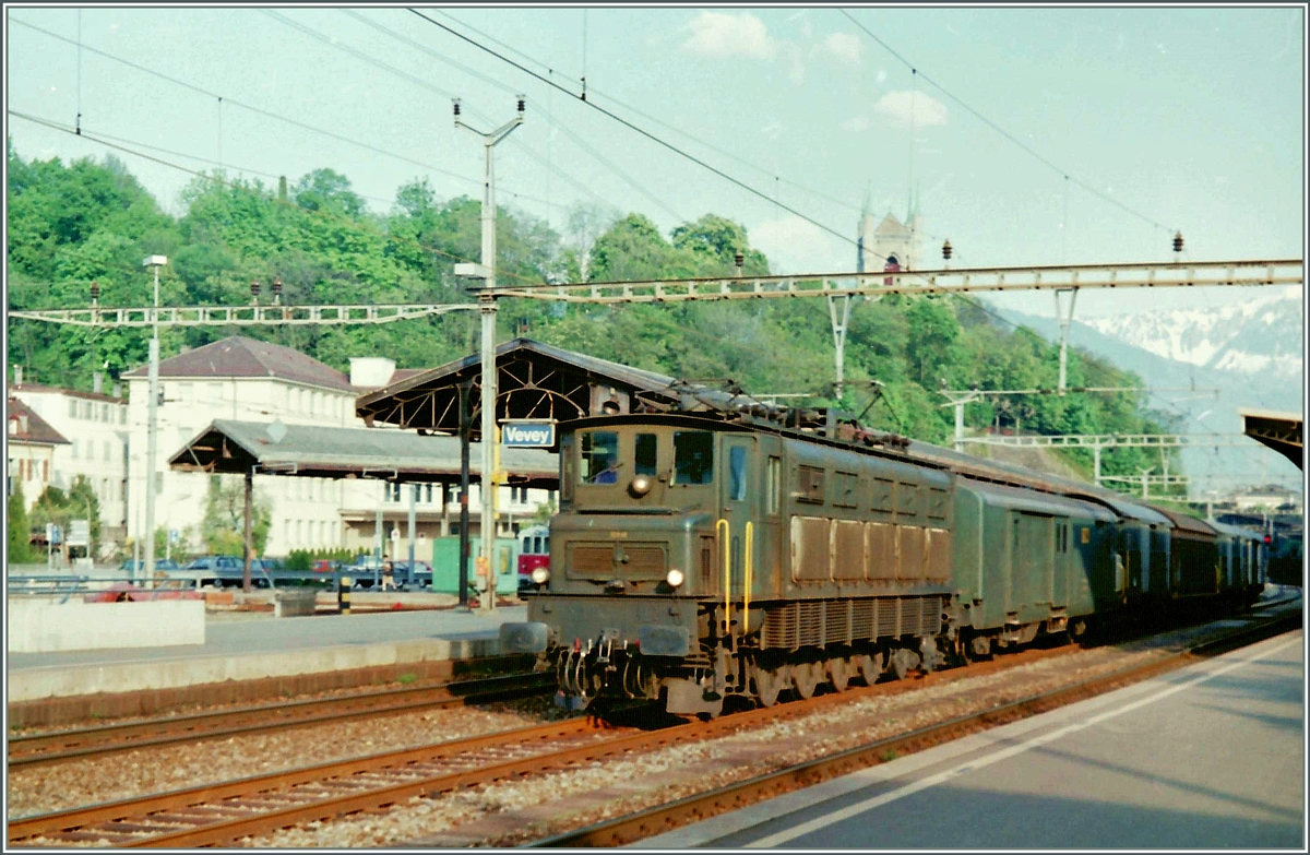 Im Spätsommer 1995 fährt eine Ae 4/7 mit einem Postzug auf dem nun seit längerem verschwunden Gleis 2 in Vevey durch. Neben der Ae 4/7 ist im Hintergrund noch eine CEV Altbautriebwagen zu erkennen, wahrschienlich der BDe 2/4 103.
