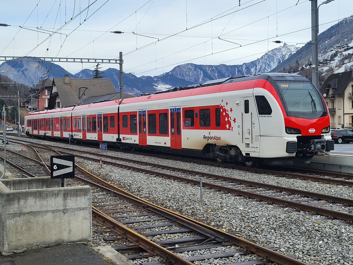 Im Wallis in einem versteckten Tal, nahe der Grenze zu Italien, habe ich einen neuen FLIRT der auf den Name EVO hört entdeckt: in Orsières wartet der RABe 533 701 als R82 auf die Abfahrt nach Sembrancher. Es handelt sich um einen der ersten EVO im Planverkehr. 


24. Jan. 2026