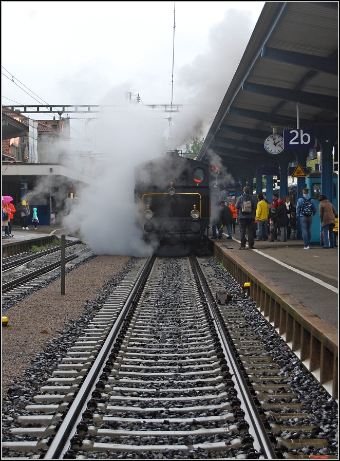 Immer zur vollen Stunde ist dieser Fotostandort m�glich, dann ist der �bergang zum IR nach Biel an Gleis 3 ge�ffnet. Im Mai 2010 gab es da einen besonderen Gast zu Besuch daheim in Konstanz, die Ec 3/5 der Mittelthurgaubahn. 