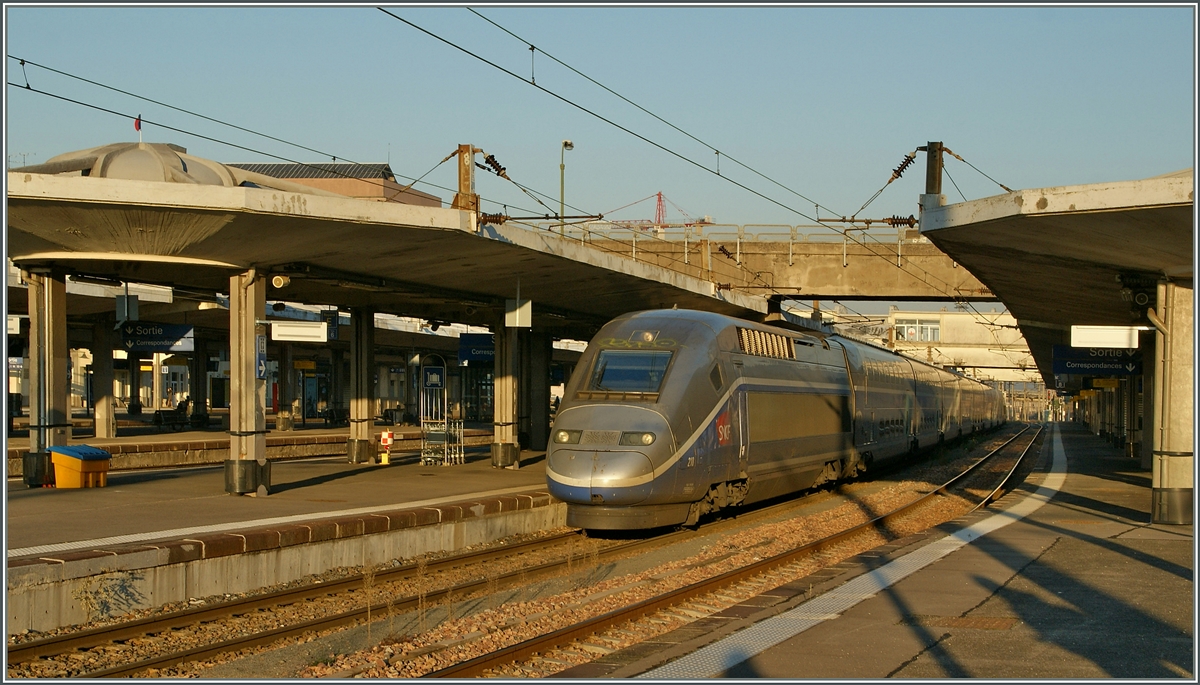 In der Abendsonne wartet ein SNCF TGV in Mulhouse auf die Abfahrt nach Paris Gare de l'Est.

11. Dez. 2013