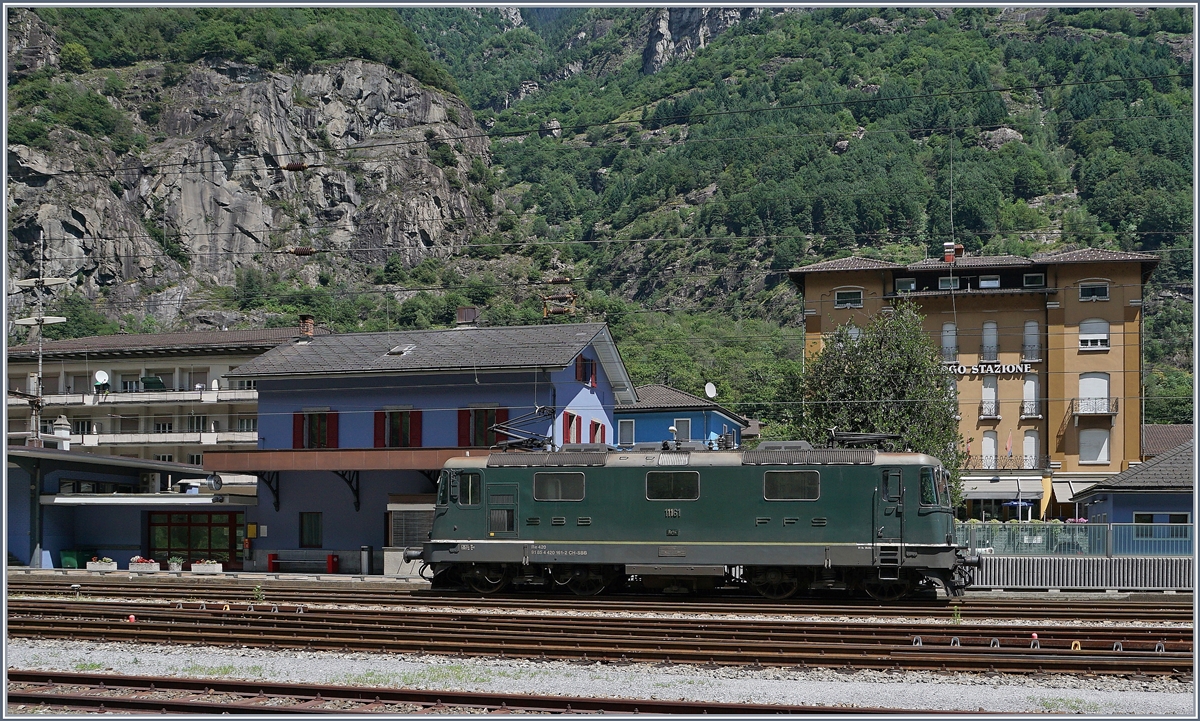 In Airolo hat die Re 4/4 II 11161 den SRF Dampfextrazug verlassen und ist als Lokfahrt nun in Bodio eingetroffen, um den Dampfzug abermals vergespannt zu werden, diesmal, um die ETCS Strecke nach Biasca befahren zu können.
28. Juli 2016