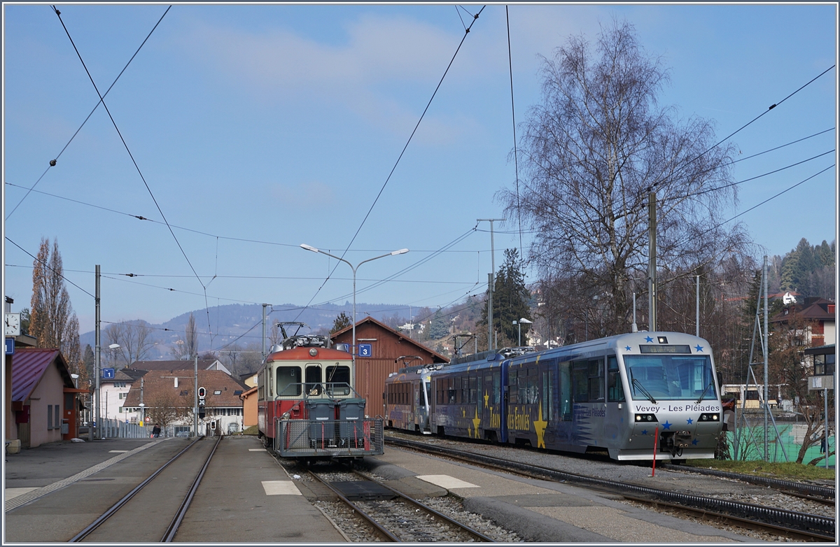 In Blonay ist rechts im Bild der CEV MVR Be 2/4 72 mit Bt  Train des Etoile  abgestellt, während auf Gleis 2 ein BDeh 2/4 mit Vorstellwagen auf die Abfahrt zum Les Pléiades wartet. 

13. Feb. 2017