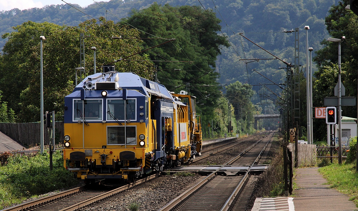 In frischem blau und gelb sehr schick kamen die Schotterplanier und Stopf Jungs von Schweerbau durch Andernach-Namedy gefahren. 13.09.2021