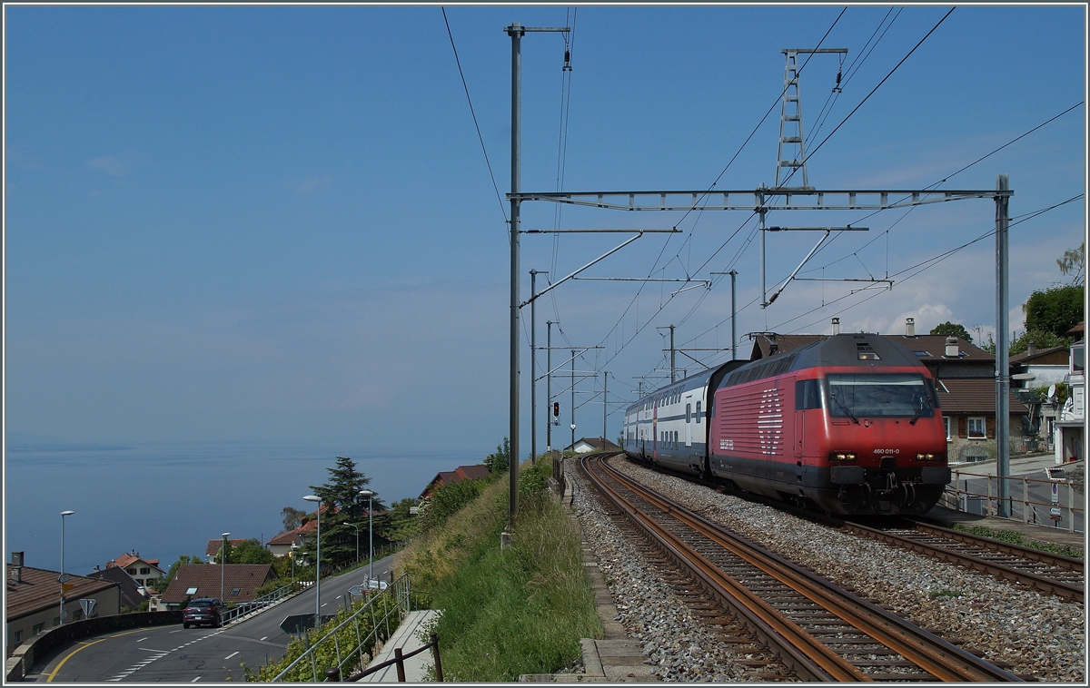 In Grandvaux, so sagt man, werfen die Deutschschweizer ihre Retour-Billette aus dem Fenster. Als Reaktion auf den schönen Blick über den See, damit die anreisendnen Deutschweizer in der Westschweiz bleiben müssen/könnnen/dürfen. 
Doch heute, an diesem 2. Juni 2014, verhindert dies nicht nur die nicht zu öffnenden Fenter dies Unterfangen, auch das dunstige Wetter lockt nicht für ein ewiges Verbleiben.
Folglich ist der Richtung St.Gallen fahrende IC 723 welcher von der SBB Re 460 011-O gezogen wird gut ausgelastet. 
 