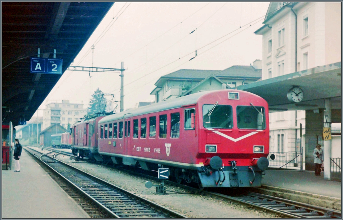 In Huttwill wartet dieser kurzer EBT VHB SMB  Pendelzug  auf einen neuen Einsatz. 

4. April 1988