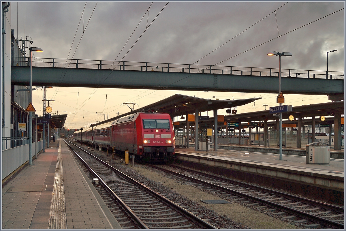 In Ingolstadt wartet ein  Nürnberg-München Express  auf die Überholung durch ICE-Züge.
3. Jan. 2018