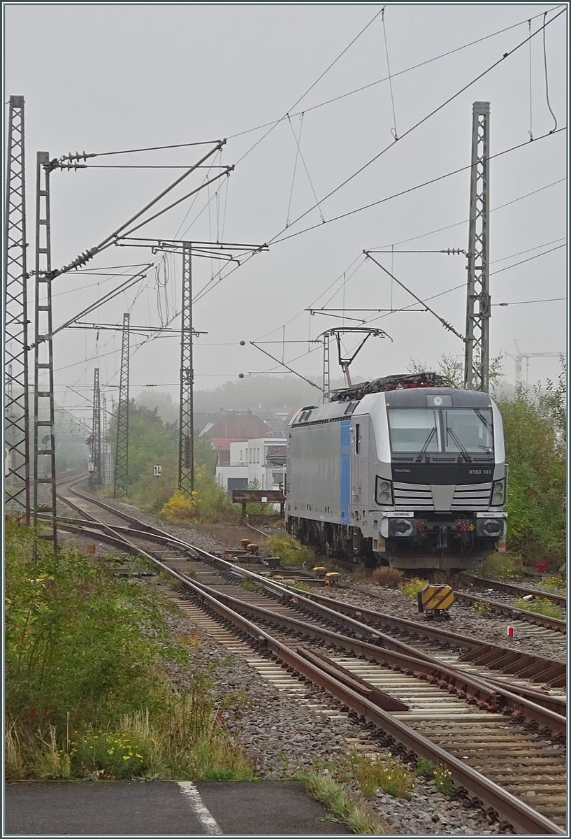 In Kornwestheim PB steht die Railpool 6193 161 auf einem Abstellgeleis. Das Bild wurde vom S-Bahn Bahnsteig mit ziemlich viel Zoom gemacht. 

19. Okt. 2026