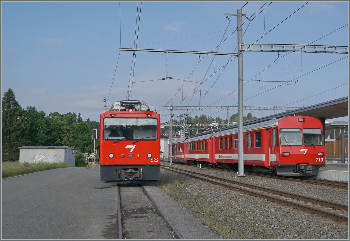 In Le Noiremont steht die CJ Gem 2/2 522 und rechts im Bild der CJ Regionalzug nach Tavannes. 

16. Juni 2024  