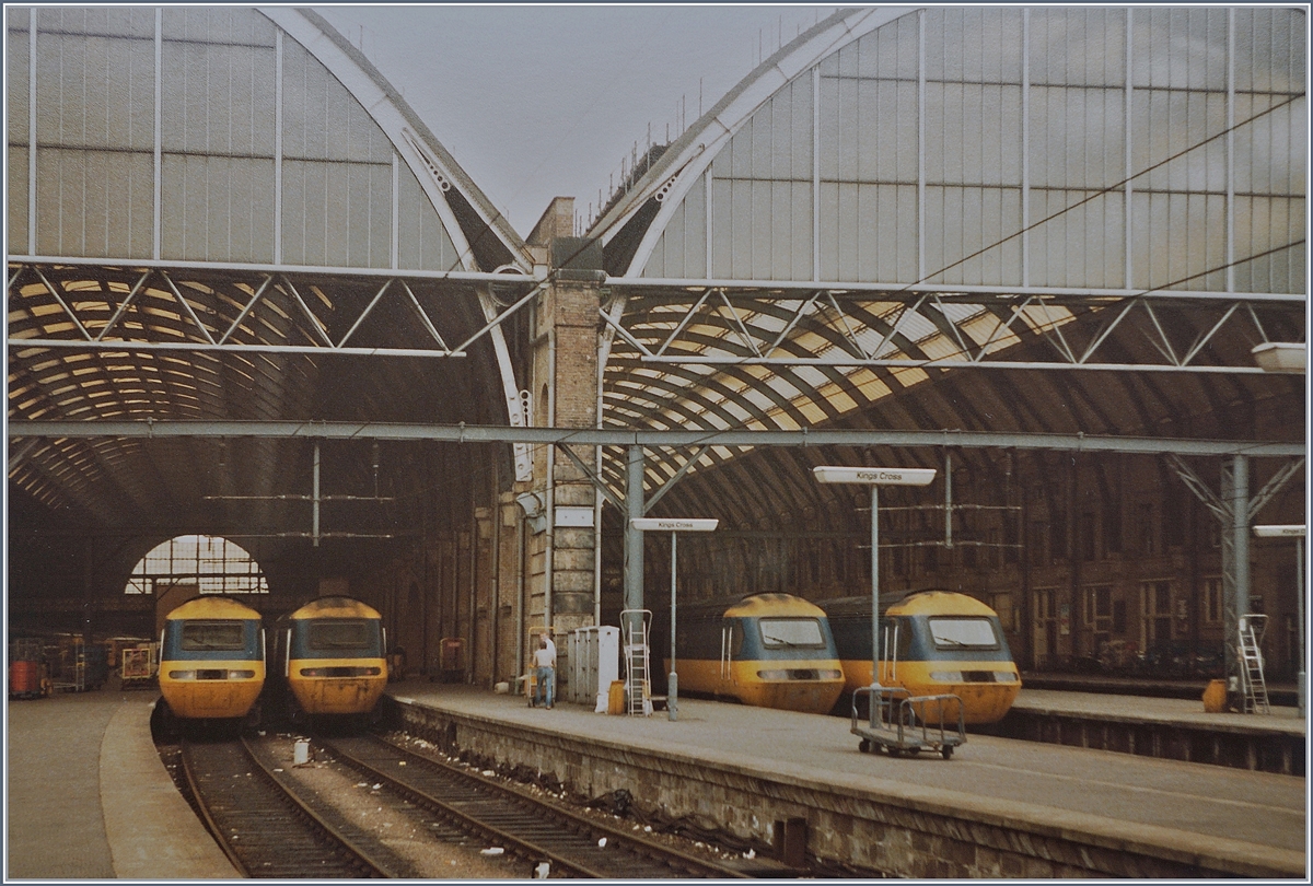 In London Kings Cross stehen vier HST 125 Class 43 Triebzüge .

19. Juni 1984