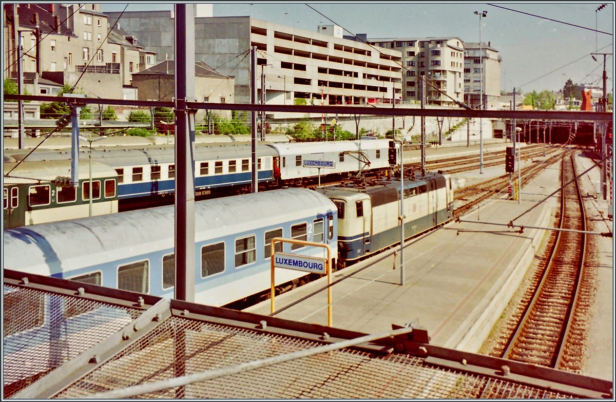 In Luxembourg Stadt wartet eine DB 181 mi ihrem IR auf die Abfahrt in Richtung Koblenz. 

Analogbild vom Mia 1998