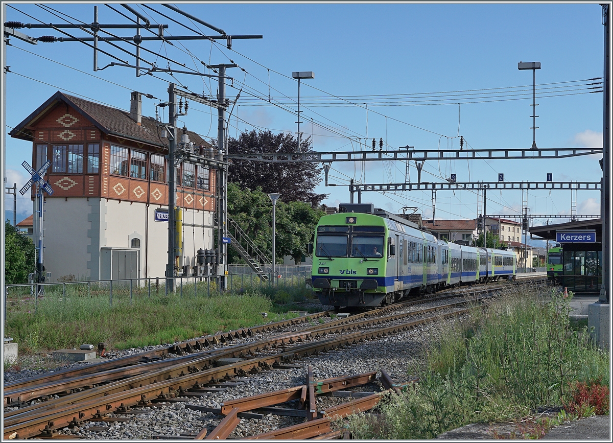 In der nächsten Zeit werden die RABe 565/566 nach und nach aus dem Dienst scheiden. Obwohl die Züge fast 40 Jahre im Einsatz standen, habe ich ihnen wenig Beachtung geschenkt, da sie relativ zahlreich kaum eine Besonderheit darstellten und (ich verzeihe es ihnen) die schönen alten BLS/EBT Züge ersetzten. 
Trotzdem, die RABe 565/566 machen ein schönes Bild wie dieser in Kerzers ausfahrende RBDe 565 241 zeigt. Der Zug ist von Lyss nach Bern via Kerzers unterwegs. 

6. Juni 2021